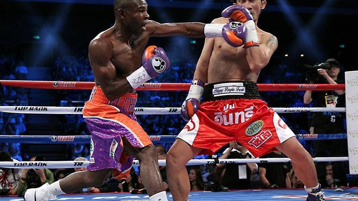 GUILLERMO RIGONDEAUX cuando defendió con éxito sus títulos supergallo OMB y AMB al vencer al tailandés Sod Looknonyangtoy en China el 19 de julio del 2014.