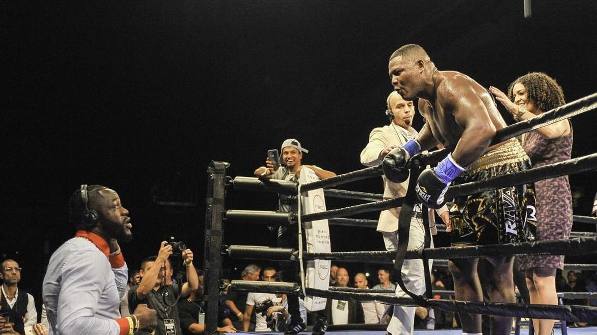 LUIS ORTIZ Y Deontay Wilder (i) discuten el 8 de diciembre del 2017 en el Hialeah Park and Casino.
