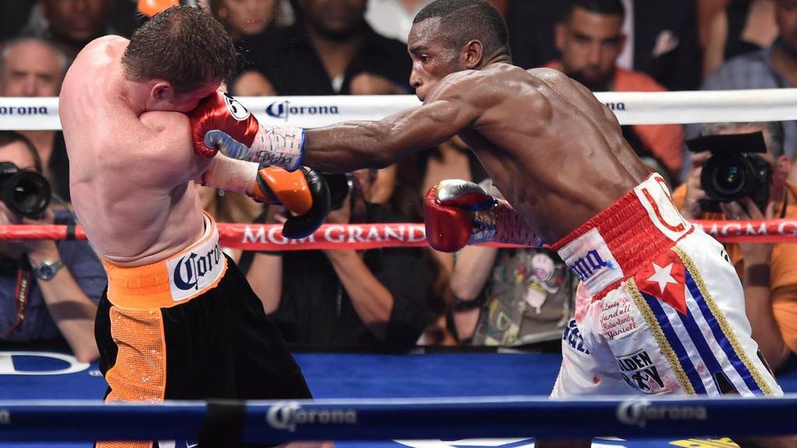 Erislandy Lara (der.) conecta un golpe al mexicano Saúl Alvarez, en la pelea celebrada el 12 de julio del 2014 en Las Vegas.