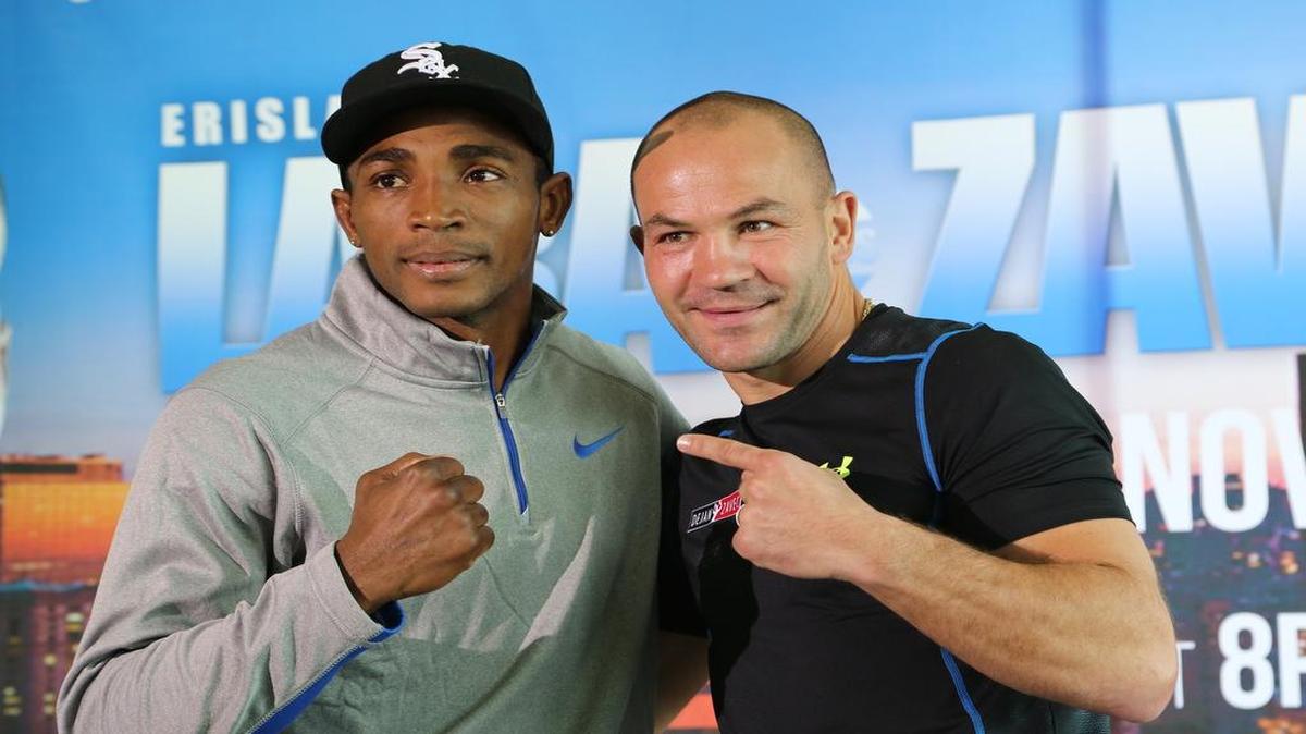 ERISLANDY LARA y Jan Zaveck (derecha) posan para la prensa durante la conferencia de prensa que tuvo lugar en Hialeah Park para anunciar su pelea estelar como parte de la cartelera del 25 de noviembre.