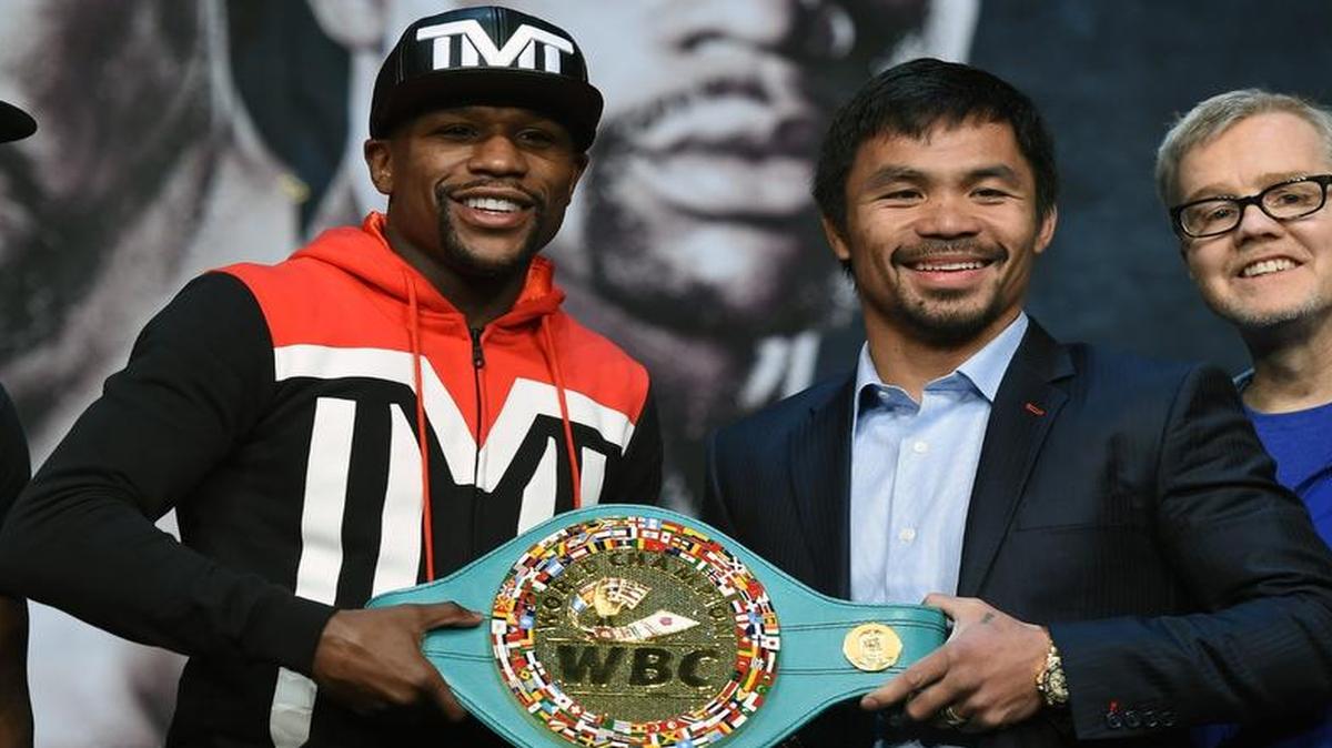 
El entrenador Floyd Mayweather mira a Floyd Mayweather Jr. y a Manny Pacquiao con su entrenador Freddie Roach en el KA Theatre en el MGM Grand Hotel & Casino el 29 de abril del 2015 en Las Vegas, Nevada.
