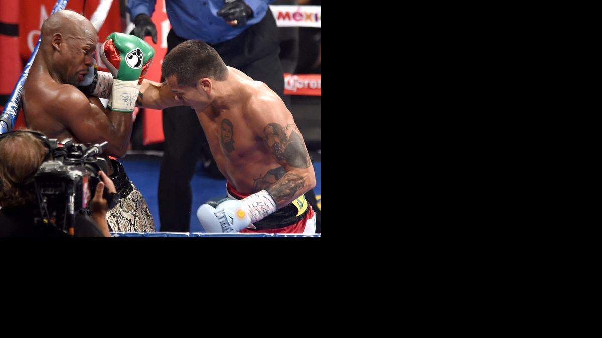 
El argentino Marcos Maidana conecta a Floyd Mayweather Jr. (izq.) con una derecha en el cuarto asalto de su pelea del 13 de septiembre en el MGM Grand Garden Arena, en Las Vegas, Nevada. Mayweather Jr. ganópr decisión unánime.

