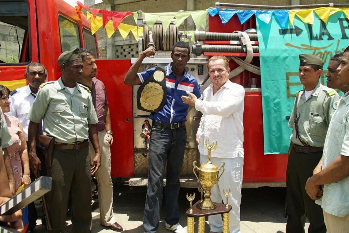 Una escena de la serie de TV que recrea cuando el ídolo del boxeo colombiano Antonio “Kid Pambelé” Cervantes gana el cinturón de campeón mundial.