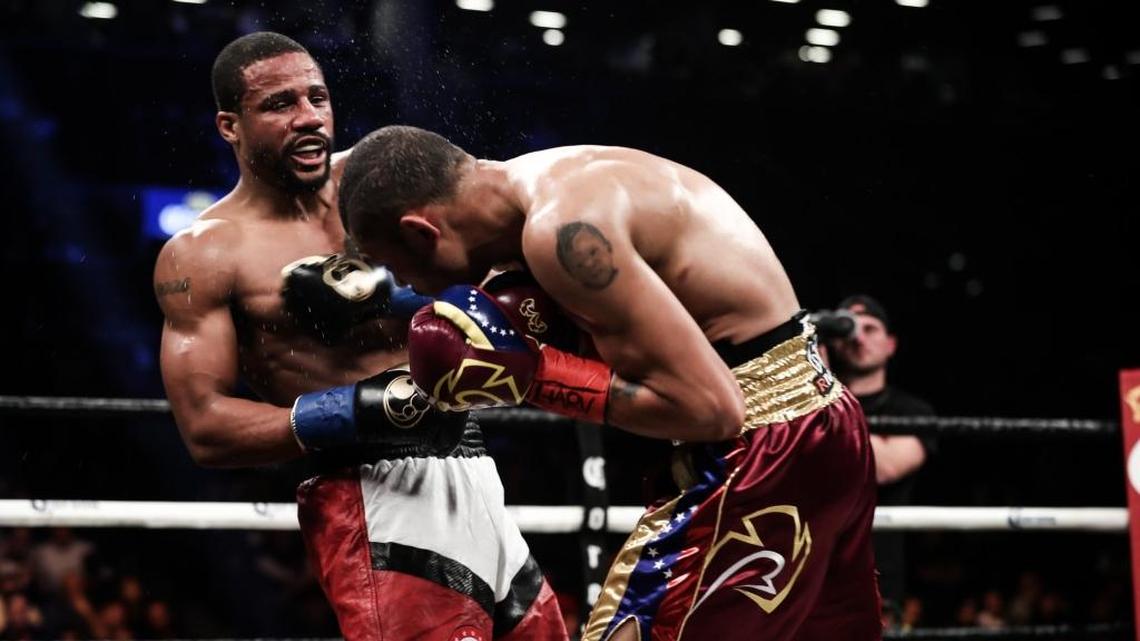 JOSE UZCATEGUI carga contra Andre Dirrell en ruta a un triunfo por TKO en Nueva York