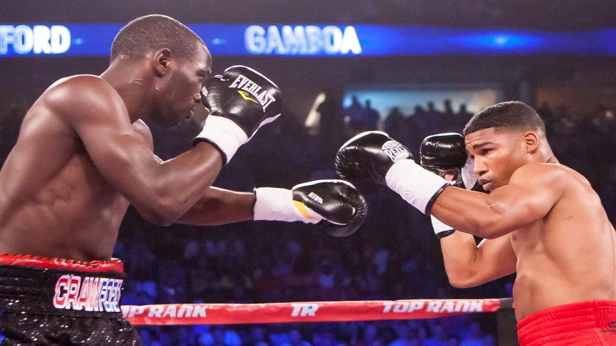 YURIORKIS GAMBOA y Terence Crawford (i) en pelea del 28 de junio del 2014 en Nebraska.