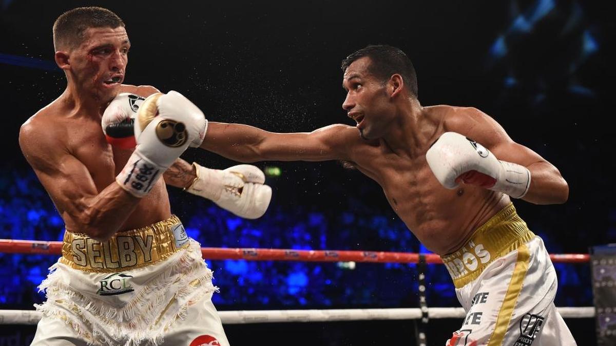 Jonathan Victor Barros, de Argentina, castiga a Lee Selby, de Gales, en la pelea por el título pluma de la Federación Internacional de Boxeo, en el Wembley Arena, el sábado 15 de julio en Londres.