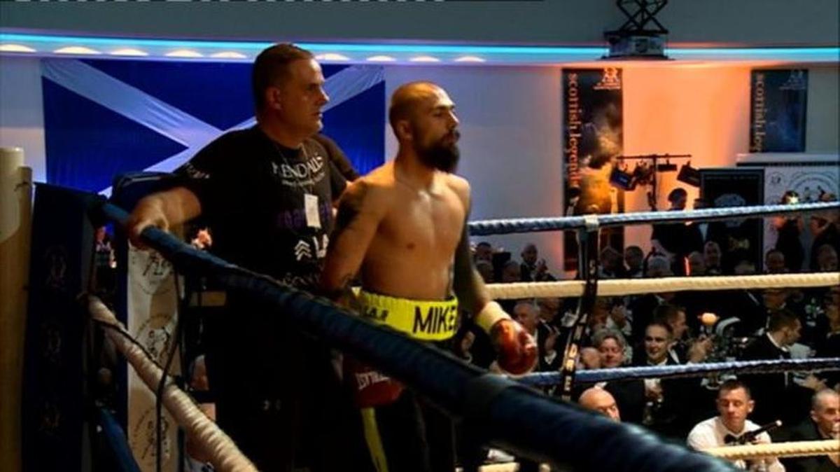 Mike Towell en el comienzo de la pelea en Flasgow.