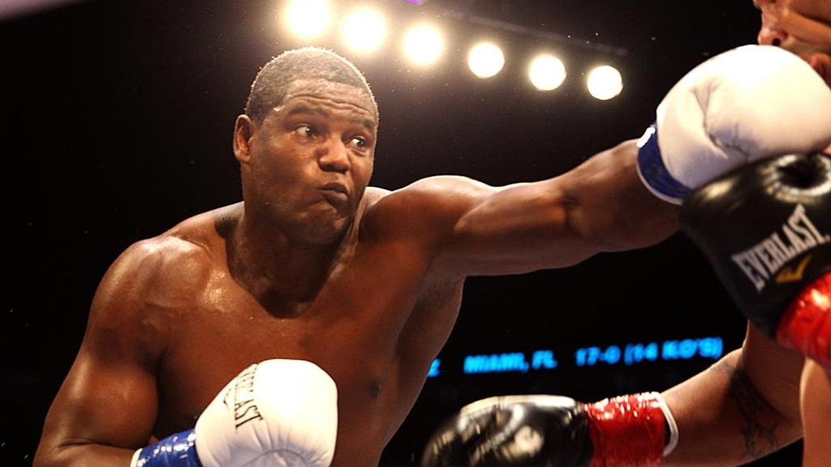 LUIS ORTIZ golpea el rostro de Alex González en un triunfo del 26 de noviembre del 2013 en Sunrise, Florida.