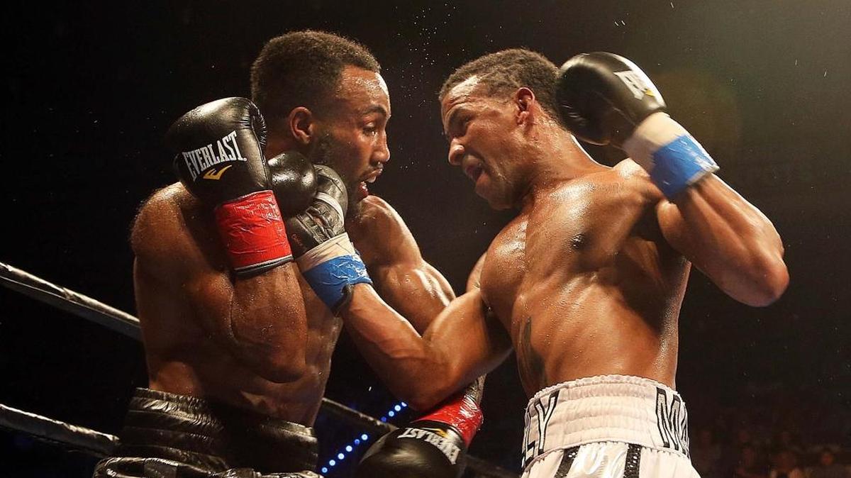 Rancés Barthelemy (der.) presiona a Mickey Bey, de Cleveland, en el Seminole Hard Rock Live, en Hollywood Florida el viernes 3 de junio del 2016.