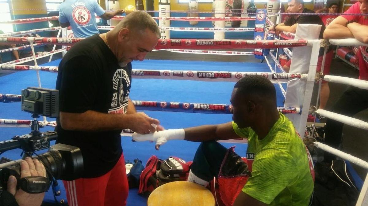 PEDRO DIAZ venda las manos de Guillermo Rigondeaux en su entrenamiento final en Miami el 2 de diciembre en el Tropical Park.