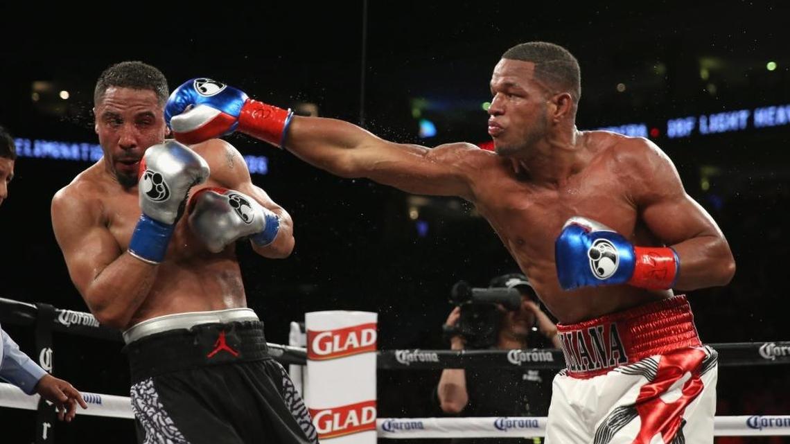 SULLIVAN BARRERA le lanza un golpe a Andre Ward en velada del 26 de marzo del 2016.