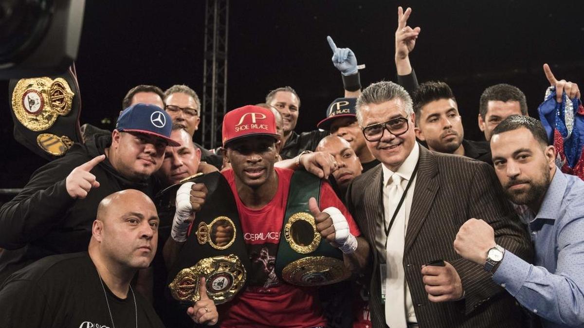 LOS DE Cuba, hijo (con gorra azul) y padre (d) celebran el triunfo de Erislandy Lara (c) el 13 de enero en Hialeah.