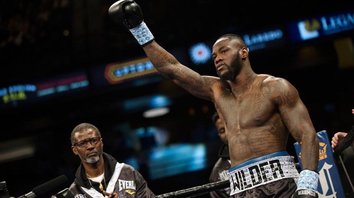 DEONTAY WILDER saluda a los aficionados tras vencer a Gerald Washington el 4 de noviembre del 2017.