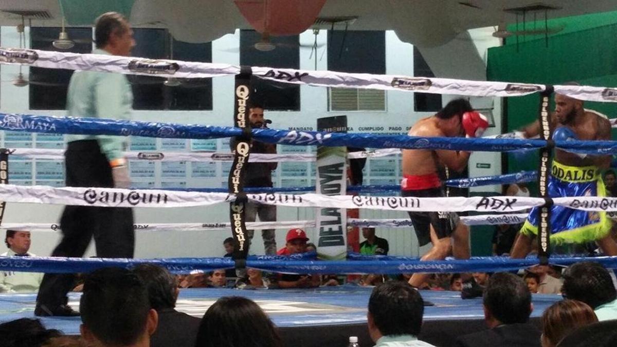 FOTO DE la pelea donde Hairon Socarrás (d) enfrentó a Marco Antonio Chable en un ring instalado en el sindicato de taxistas de Cancún el viernes pasado.