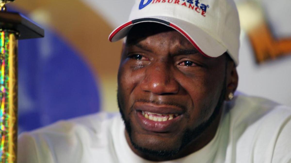 
El boxeador cubano Yuniesky González llora de emoción, el viernes en Miami.

