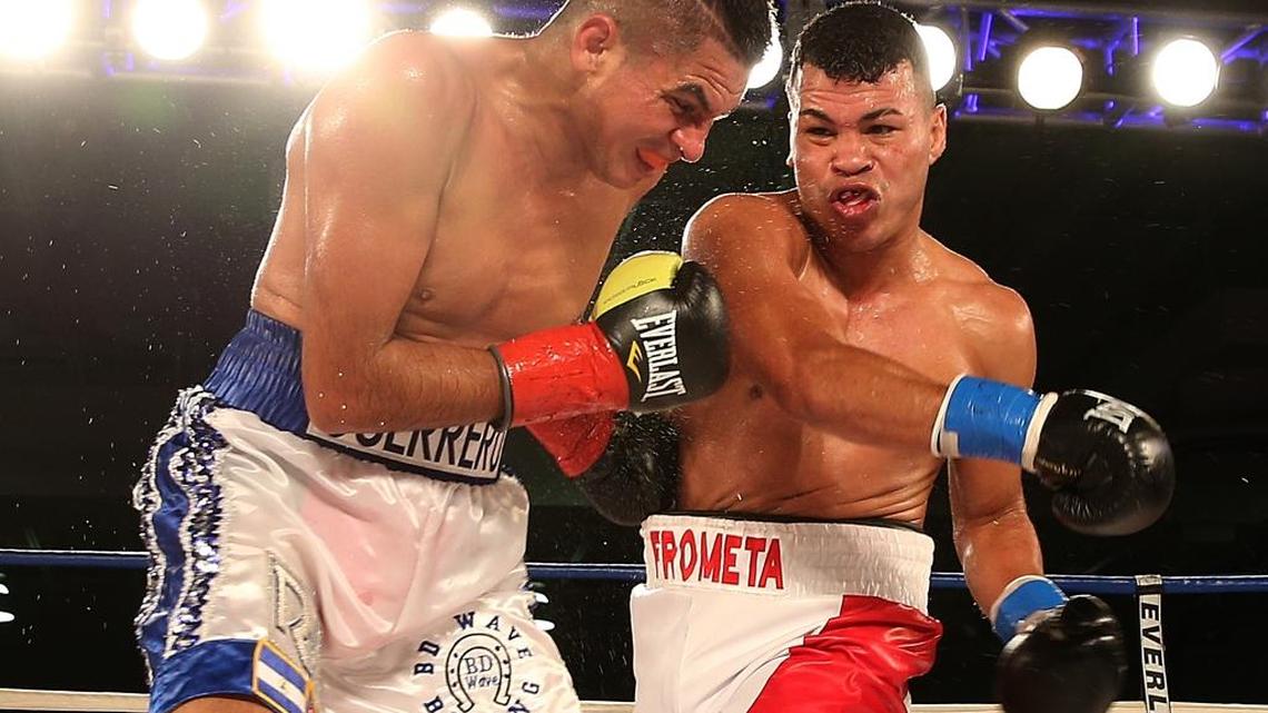 YORDAN FROMETA (d) le conecta a Carlos Velásquez en ruta a triunfo por decisión unánime el viernes en la noche.