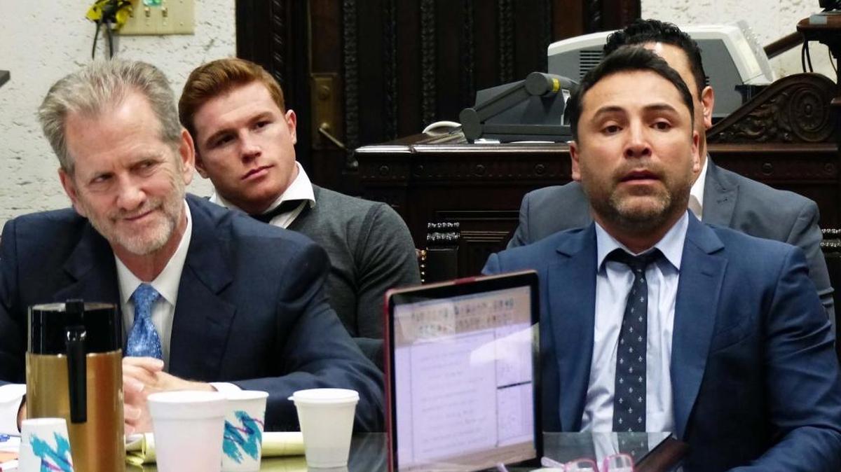 El abogado Michael S. Olin (izq,), que representa a Oscar de la Hoya (der. ) y al boxeador Saúl 'Canelo' Álvarez (fondo izq.), presentó su defensa en la corte civil del Downtown de Miami. Foto del martes durante la elección del jurado.