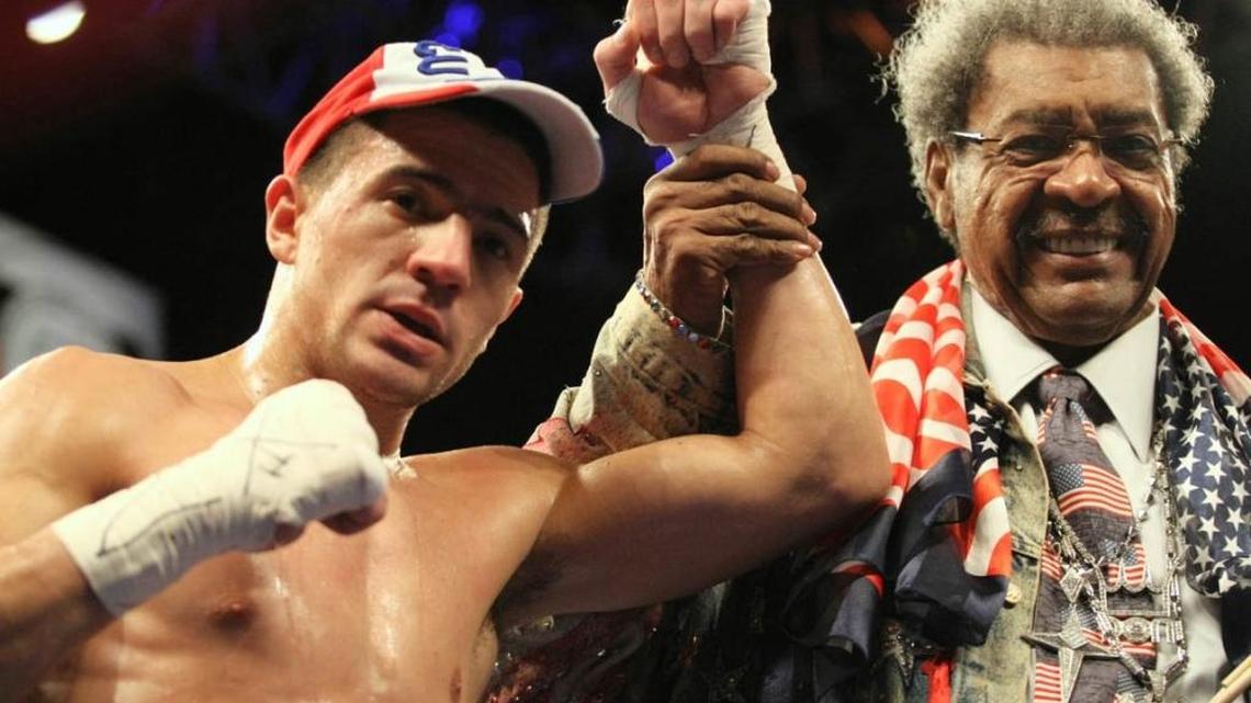 ANGELO SANTANA junto a Don King (d) tras vencer a Justin Savi el 23 de junio del 2014 en el Casino Seminole.