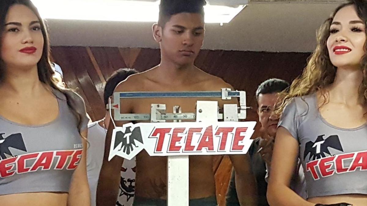 JOSE NAPOLES jr. durante el pesaje de la cartelera de Zanfer de este 20 de julio en la capital mexicana.