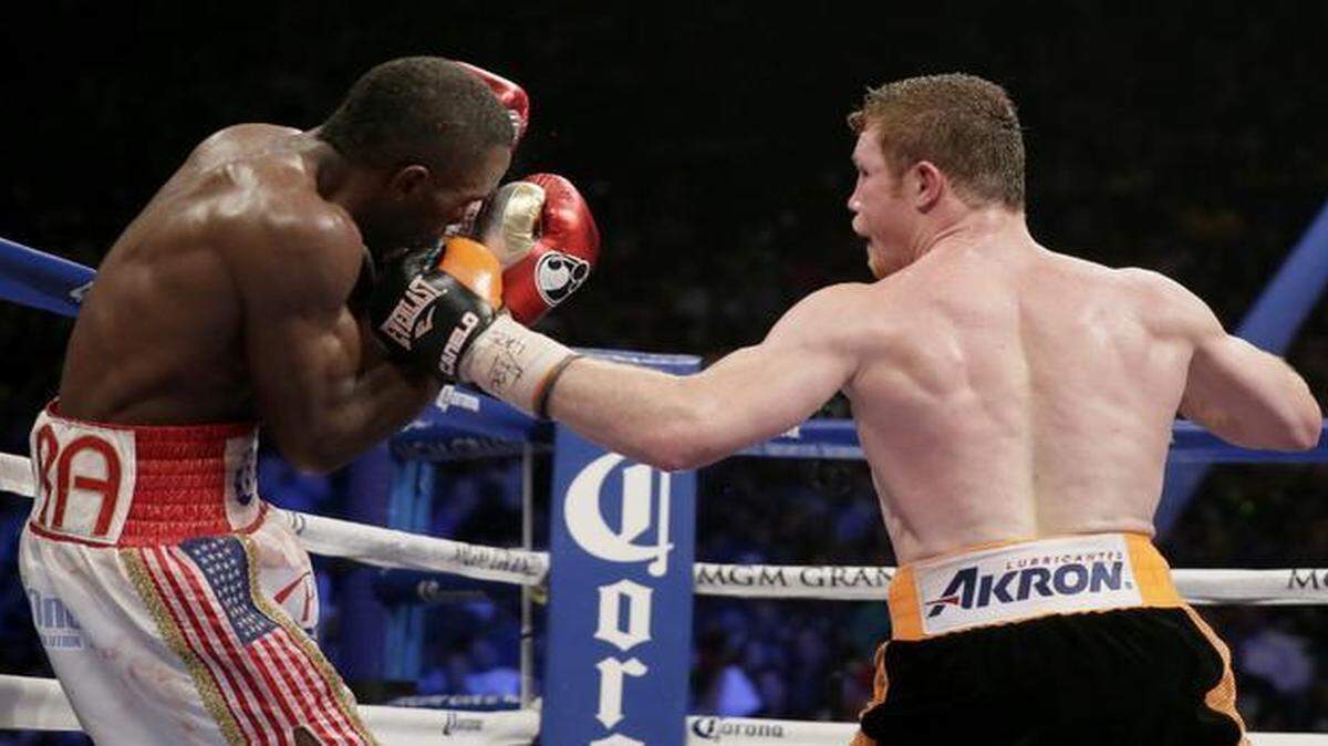 
Saúl Alvarez (der.) conecta un golpe al cubano Erislandy Lara, en la pelea celebrada el 12 de julio del 2014 en Las Vegas.


