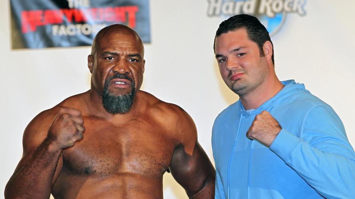 
EL DOS veces rey pesado Shannon "The Cannon" Briggs junto a su rival del 5 de septiembre Mike Marrone (D) en el Seminole Hard Rock Hotel & Casino.
