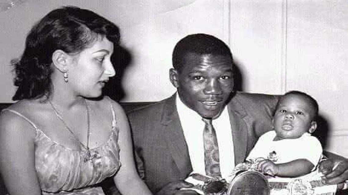 Luz Selenia, Benny “Kid” Paret y Benny Jr. con el cinturón de campeón mundial welter del boxeador cubano.