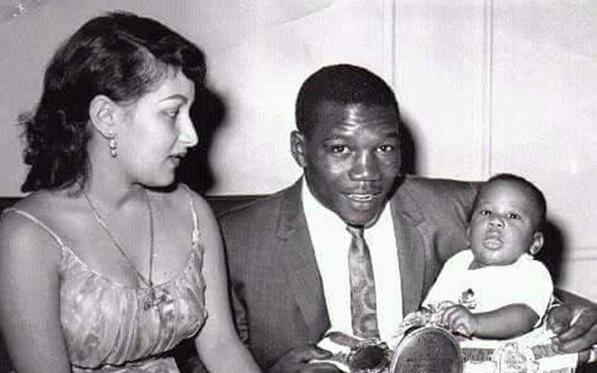 Luz Selenia, Benny “Kid” Paret y Benny Jr. con el cinturón de campeón mundial welter del boxeador cubano.