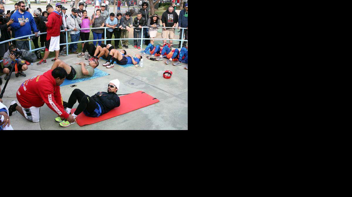 
Manny Pacquiao realiza un entrenamiento ante los fanáticos en Los Angeles el 14 de abril del 2015, con vistas a su pelea con Floyd Mayweather, el 2 de mayo.


