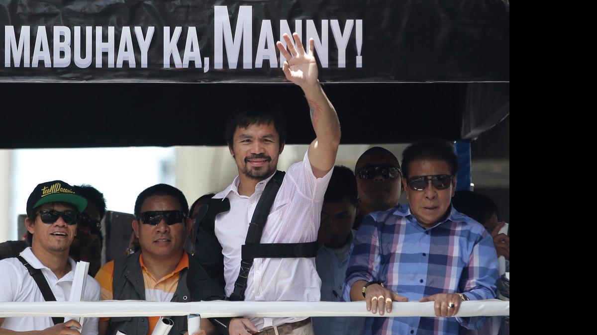 
Manny Pacquiao saluda al público usando en el brazo derecho un cabestrillo como parte de la recuperación de la cirugía en el hombro, el miércoles 13 de mayo del 2015 en Manila, Filipinas.

