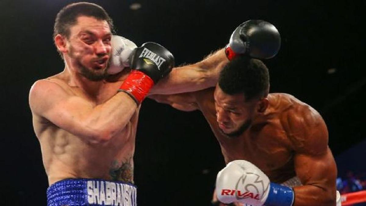 SULLIVAN BARRERA golpea de manera contundente el rostro de Vyacheslav Shabranskyy.