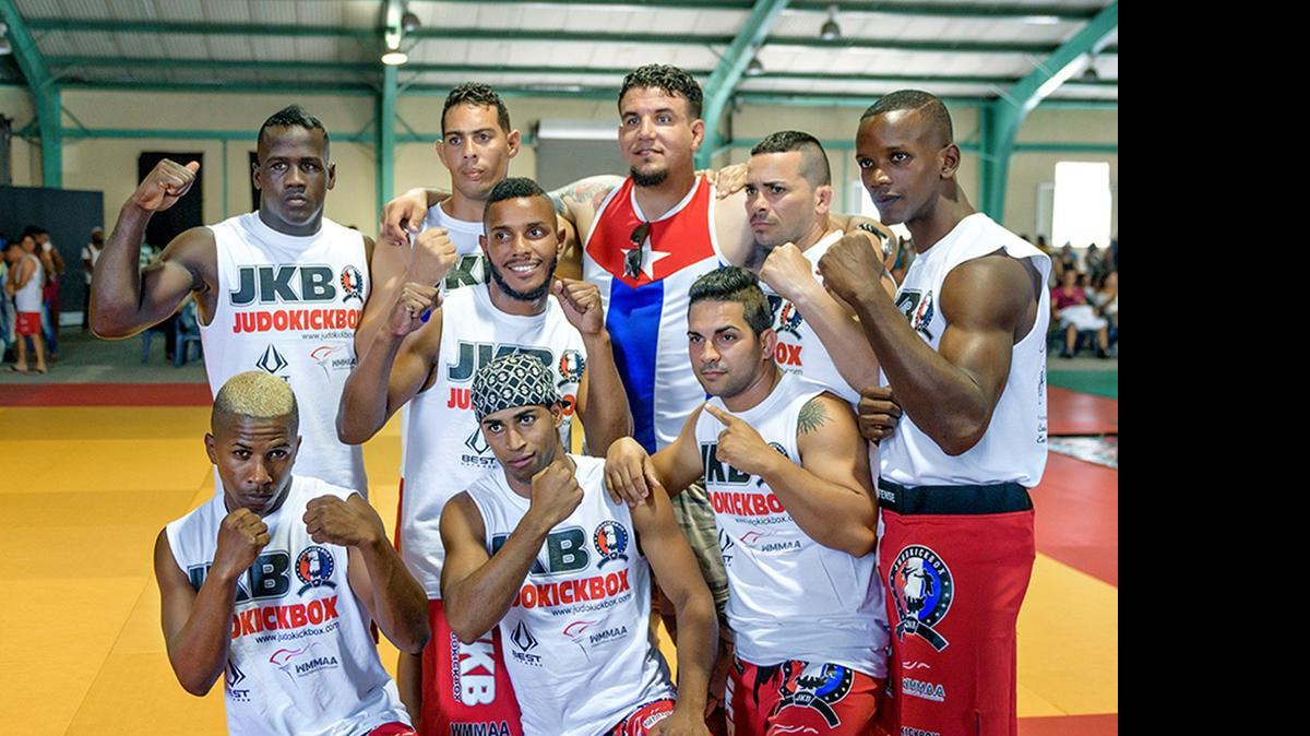 
EL GUERRERO de la UFC Frank Mir rodeado de los muchachos que practican el Judokickboxing en Cuba.
