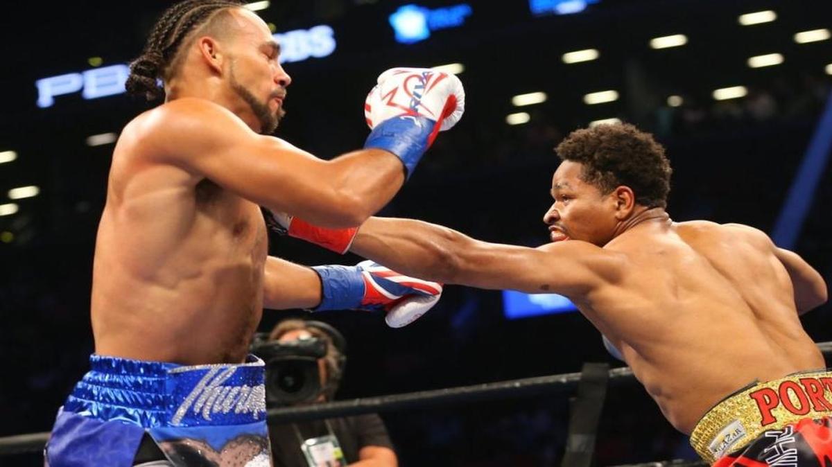 SHAWN PORTER (d) conecta al rostro de Keith Thurman, en una pelea ganado por el segundo.
