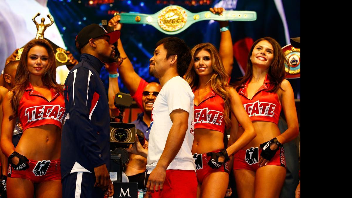 
Floyd Mayweather Jr. (izq.) y Manny Pacquiao durante la pesada oficial, el 1 de mayor del 2015 en el MGM Grand Garden Arena en Las Vegas, Nevada.
