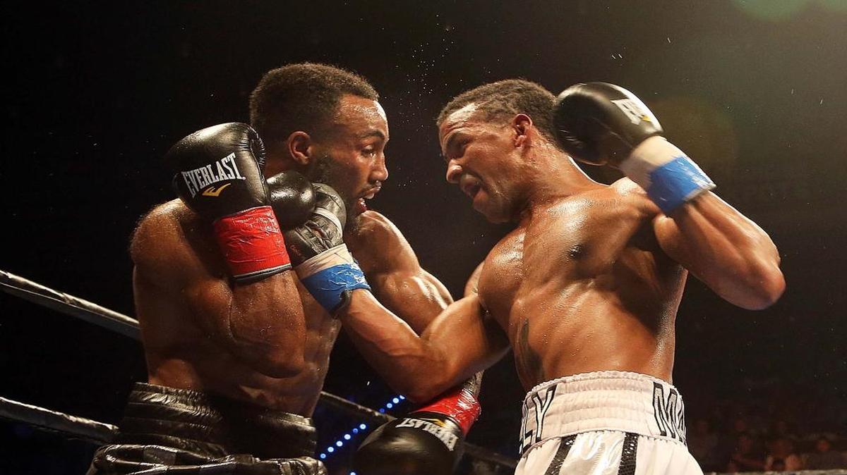 RANCÉS BARTHELEMY presiona a Mickey Bey en la pelea del 3 de junio del 2016 en el Hard Rock Live de Hollywood.