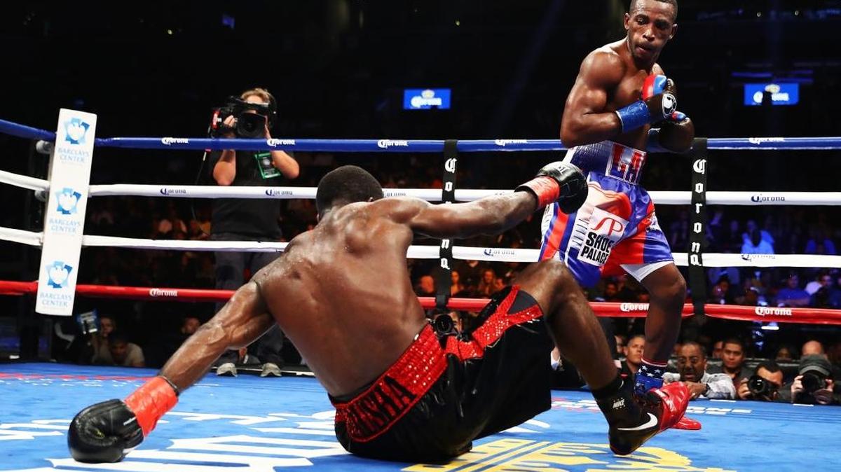 ERISLANDY LARA lleva a lona a Terrell Gausha en el cuarto asalto de la pelea celebrada este 14 de octubre en Nueva York.