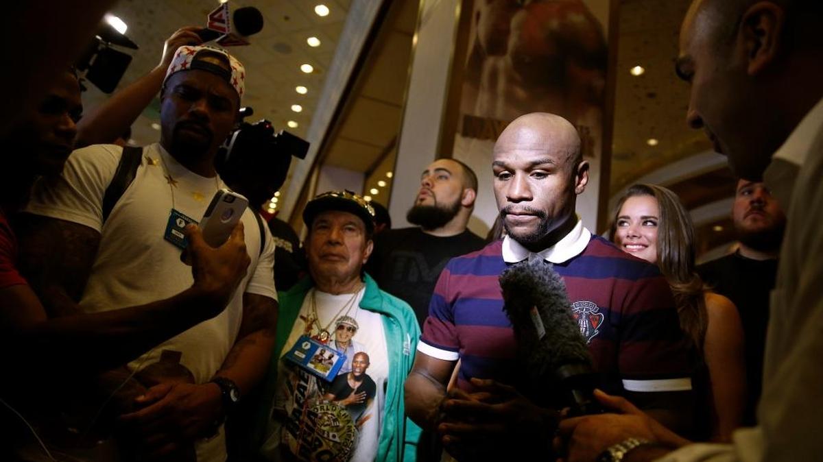 
FLOYD MAYWEATHER habla con la prensa a su llegada a Las Vegas el martes rumbo a su pelea de fin de semana contra Andre Berto.

