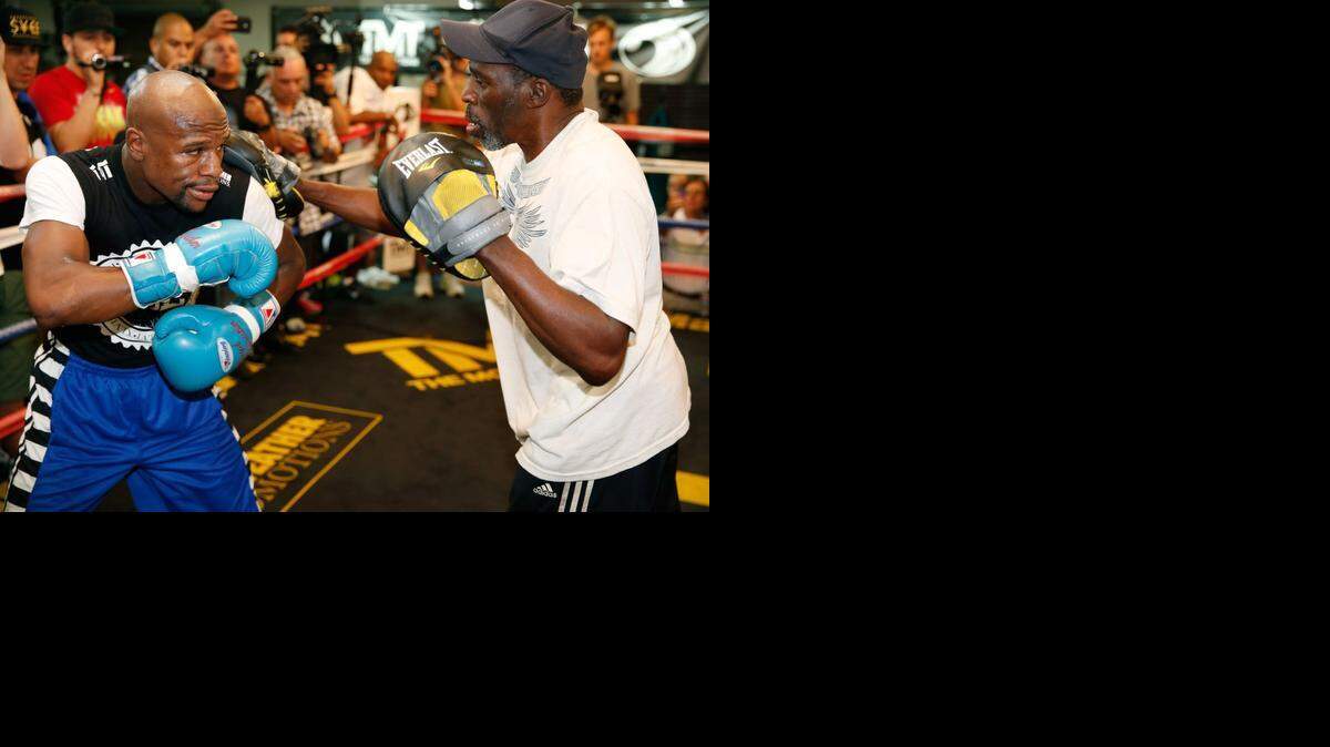
Floyd Mayweather Jr. (izq.) en una sesión de entrenamiento con su tío Roger Mayweather el 2 de septiembre en Las Vegas.


