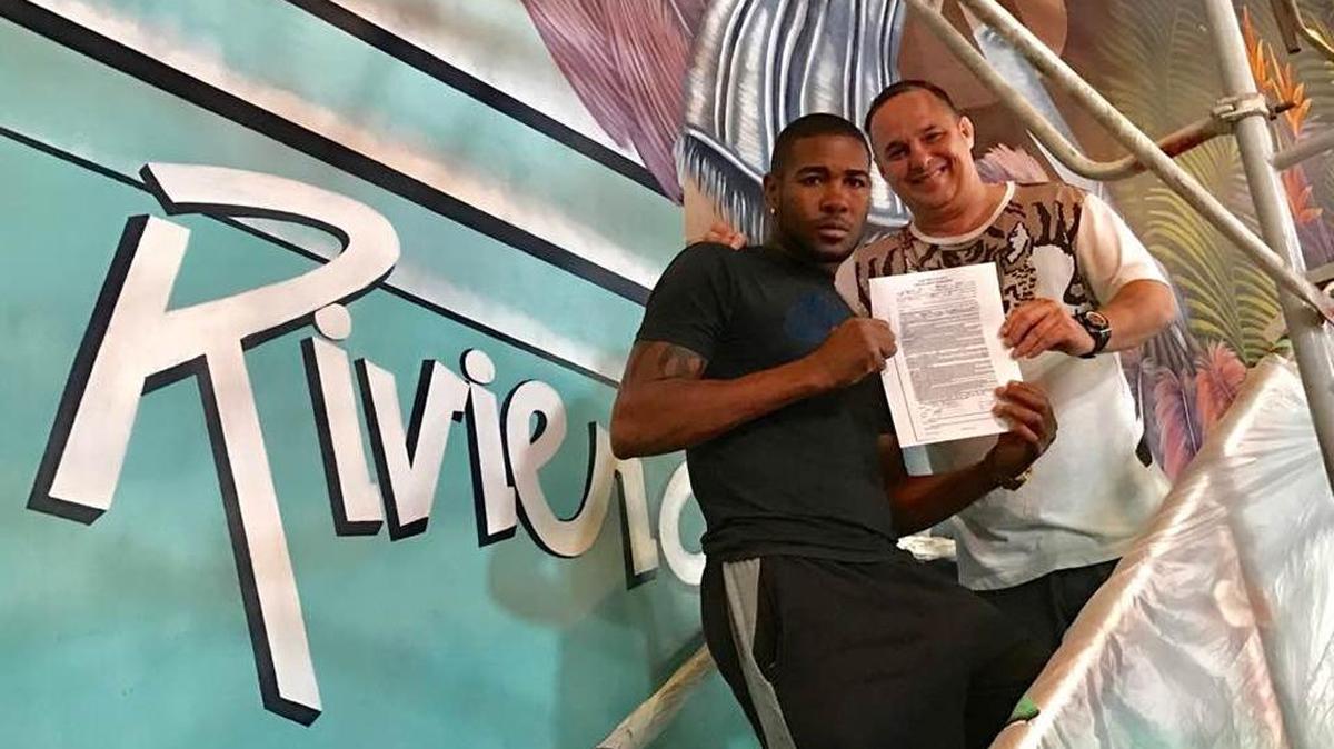 YUNIER DORTICOS y el presidente de Caribe Promotions, Boris Arencibia, muestran el contrato oficial para le pelea del 29 de abril contra Shumenov.