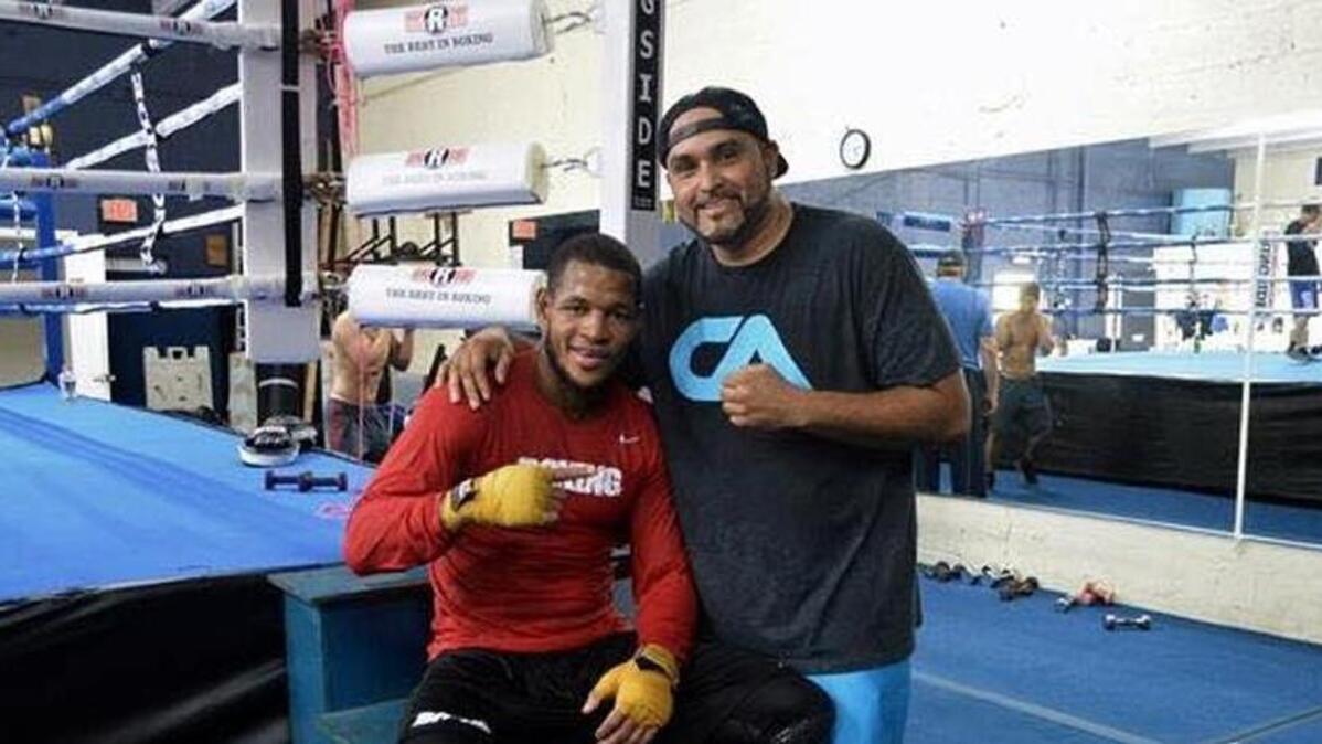 SULLIVAN BARRERA junto a su entrenador Derik Santos.