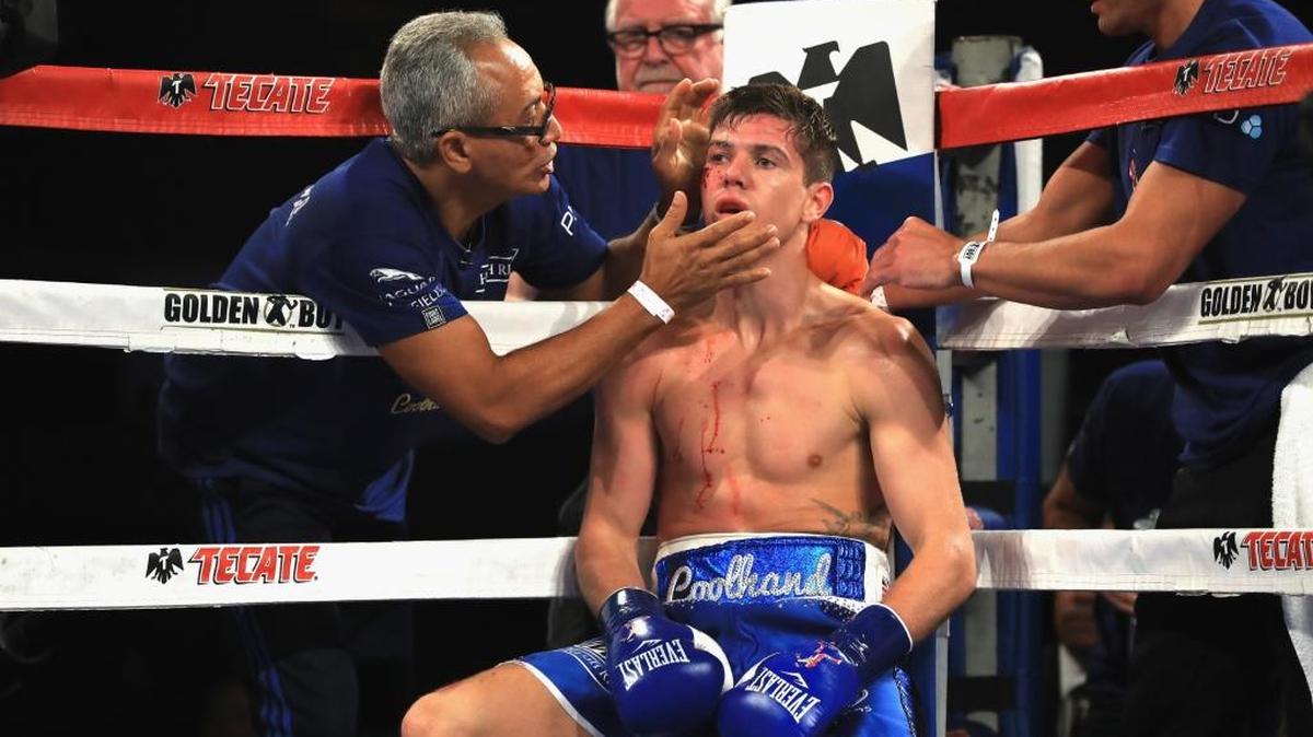 JORGE RUBIO imparte instrucciones en la esquina de Luke Campbell en la pelea contra Jorge Linares el 23 de septiembre en California.