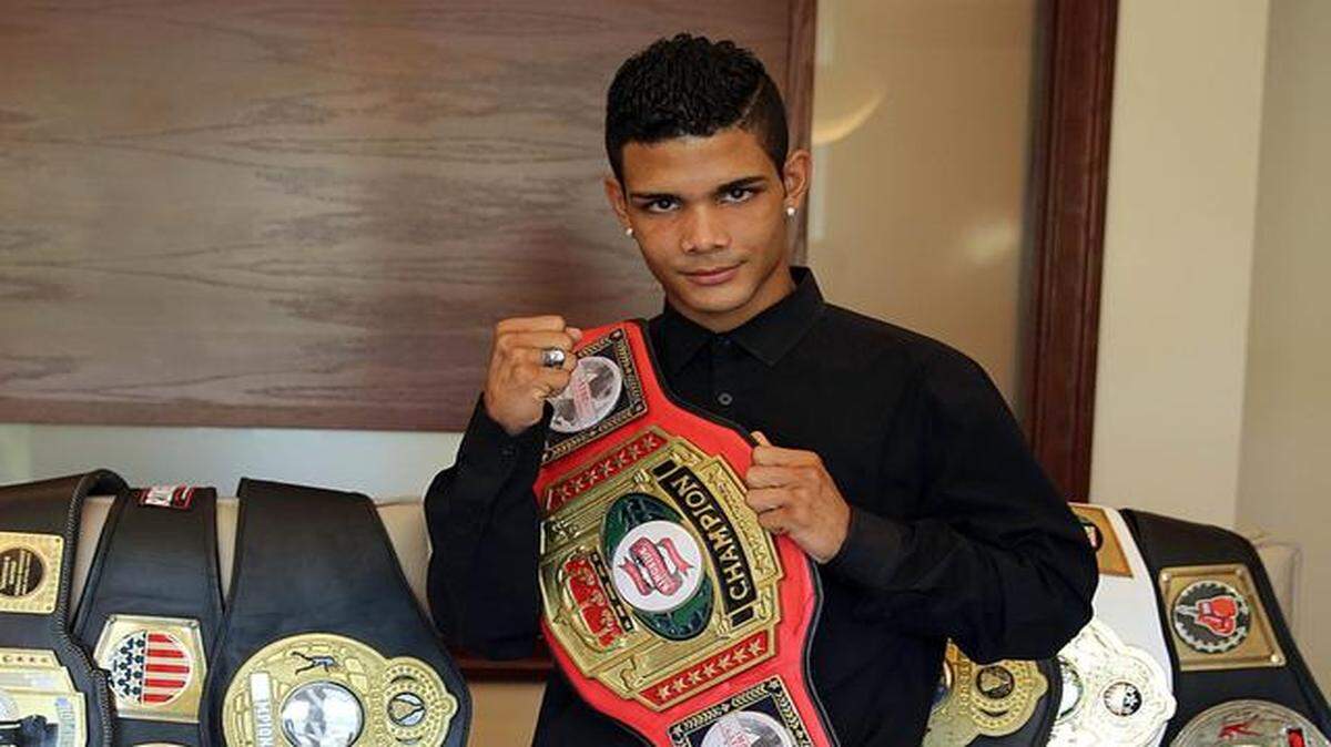 
Neslán Machado posa con algunos de sus cinturones que ganó en su etapa de peleador amateur, el 25 de septiembre del 2013.


