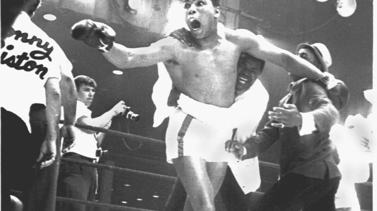 El entonces Cassius Clay cuando conquistó el título mundial el 25 de febrero de 1964, al vencer a Sonny Liston.