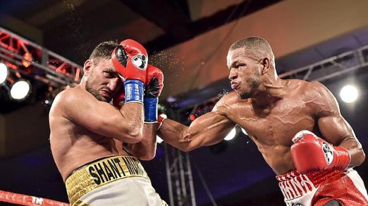 SULLIVAN BARRERA golpea a Karo Murat en su pelea previa antes de esta del 26 de marzo.