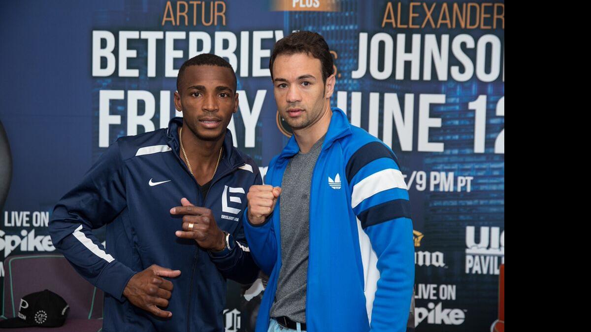 
DELVIN RODRIGUEZ (der.) y Erislandy Lara durante la conferencia de prensa efectuada el 10 de junio en Chicago.
