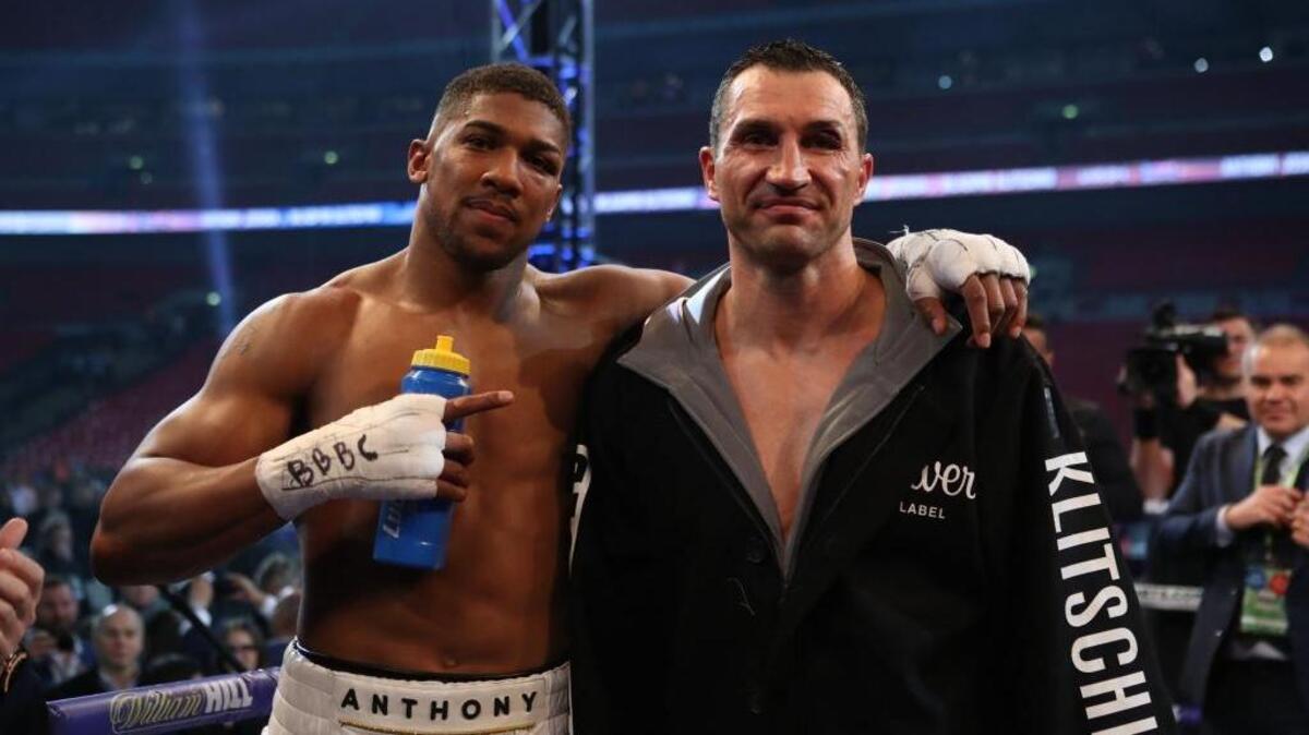 ANTHONY JOSHUA y Wladimir Klitschko tras el combate celebrado el 29 de abril en Londres.