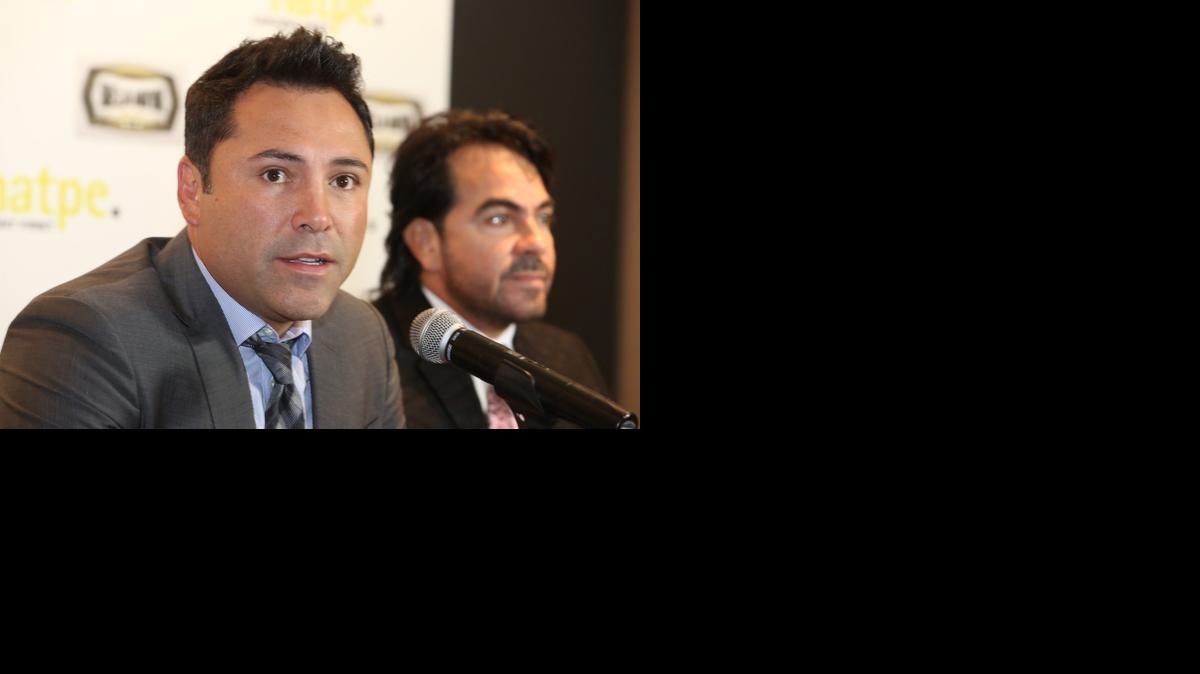 
Oscar de la Hoya conversa con la prensa en la presentación del canal de televisión De La Hoya TV, el miércoles en el hotel Fontainebleau en Miami Beach.


