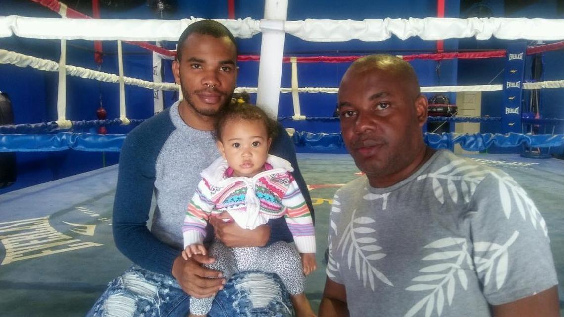 HAIRON SOCARRÁS con su padre Javier (dER.) y su hija Arya en el gimnasio del entrenador Jorge Rubio.