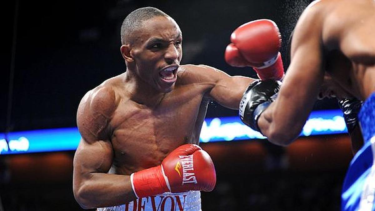 DEVON ALEXANDER vence a Walter Castillo en su regreso al ring.