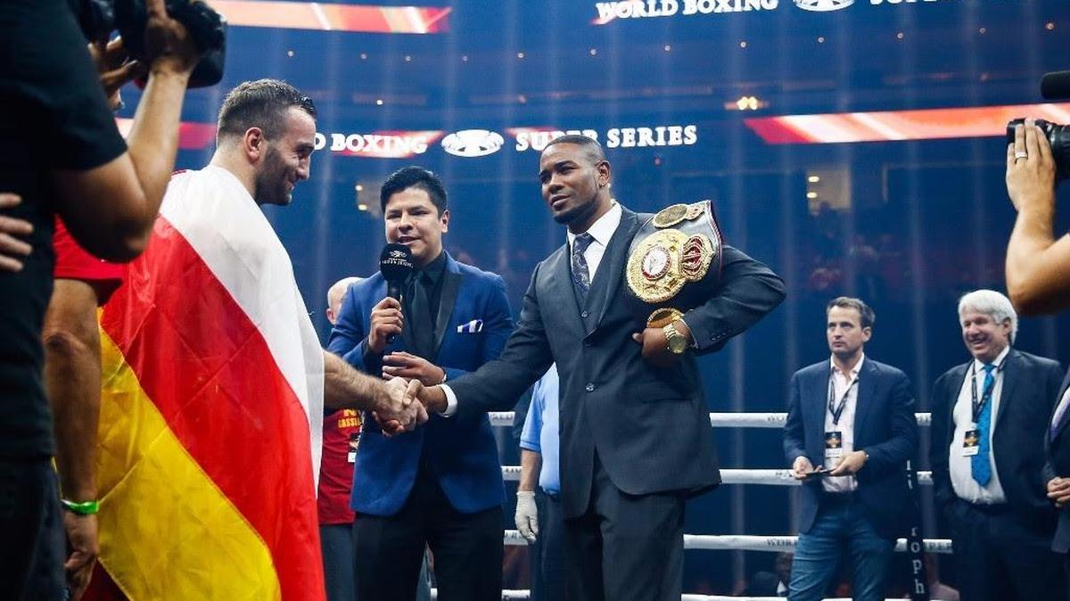YUNIER DORTICOS saluda a Murat Gassiev (i) luego de que este asegurara el pase a semifinales de la SUPER SERIE DE BOXEO.