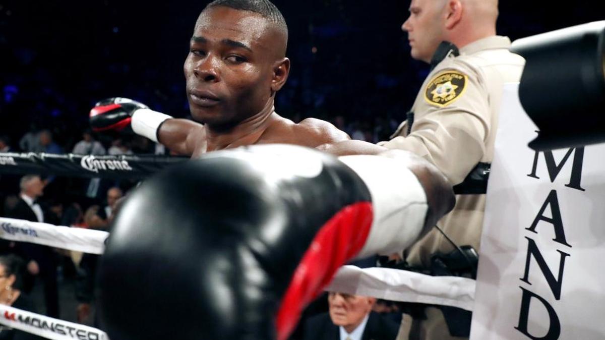 GUILLERMO RIGONDEAUX vence por KO en el primer round, pero provoca controversia.